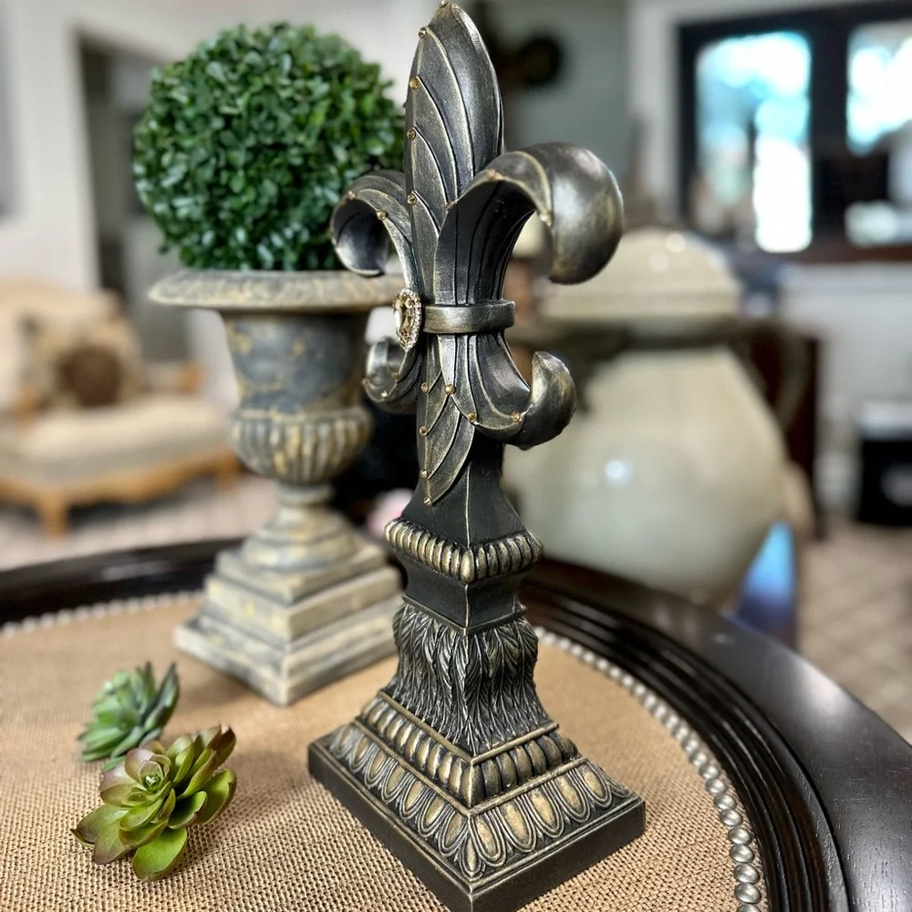 Fleur de Lis Finial Sculpture - Picture 4 of 12